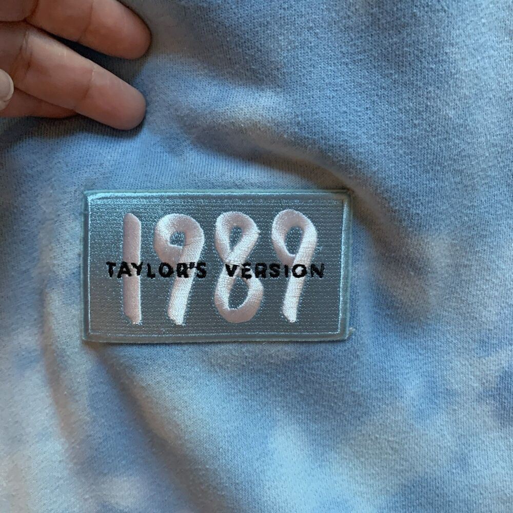 Taylor Swift 1989 Taylor’s Version Tie Dye Clouds Blue Hoodie Sweatshirt Small - Picture 2 of 3